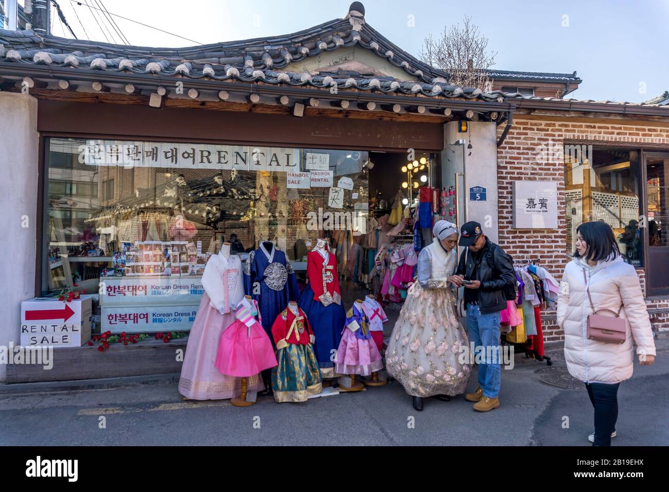 Hanbok Rental Shop, Bukchon Hanok Village, villaggio tradizionale coreano a Seoul, Corea del Sud, Foto Stock