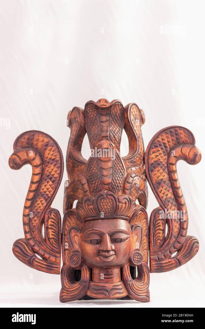Questa è una foto di una maschera di legno che esce dall'isola dello Sri Lanka. Foto Stock