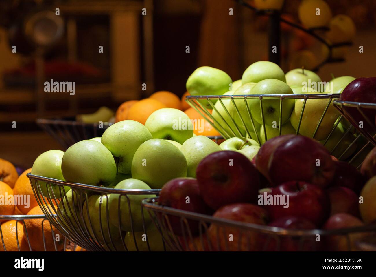 Mele verdi e rosse in una ciotola di frutta. Foto Stock