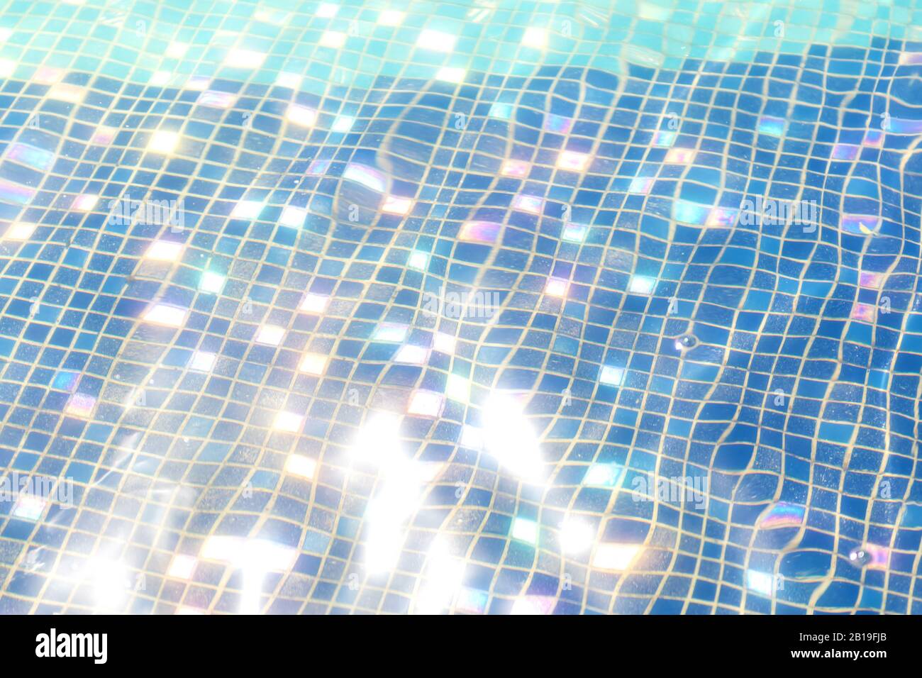 Superficie dell'acqua e piastrelle della piscina blu come sfondo Foto Stock