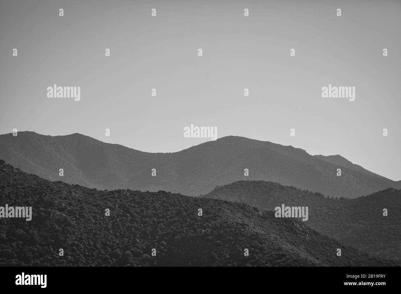 una vista tranquilla delle montagne in bianco e nero Foto Stock