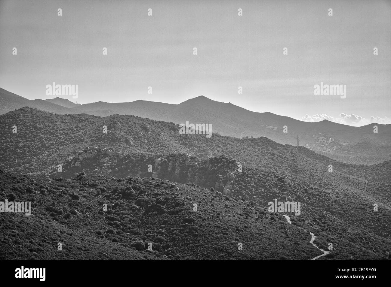 una vista tranquilla delle montagne in bianco e nero Foto Stock
