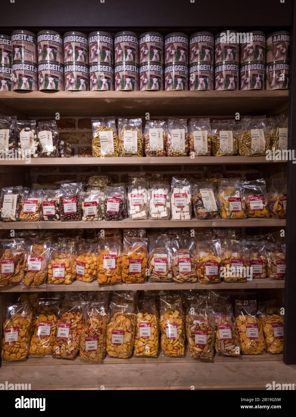 Ouddorp,Holland,24-feb-2020: Un negozio con scaffali pieni di caramelle al cioccolato e biscotti locali, questa è un'attrazione per i turisti in estate, speciale dalla germania Foto Stock