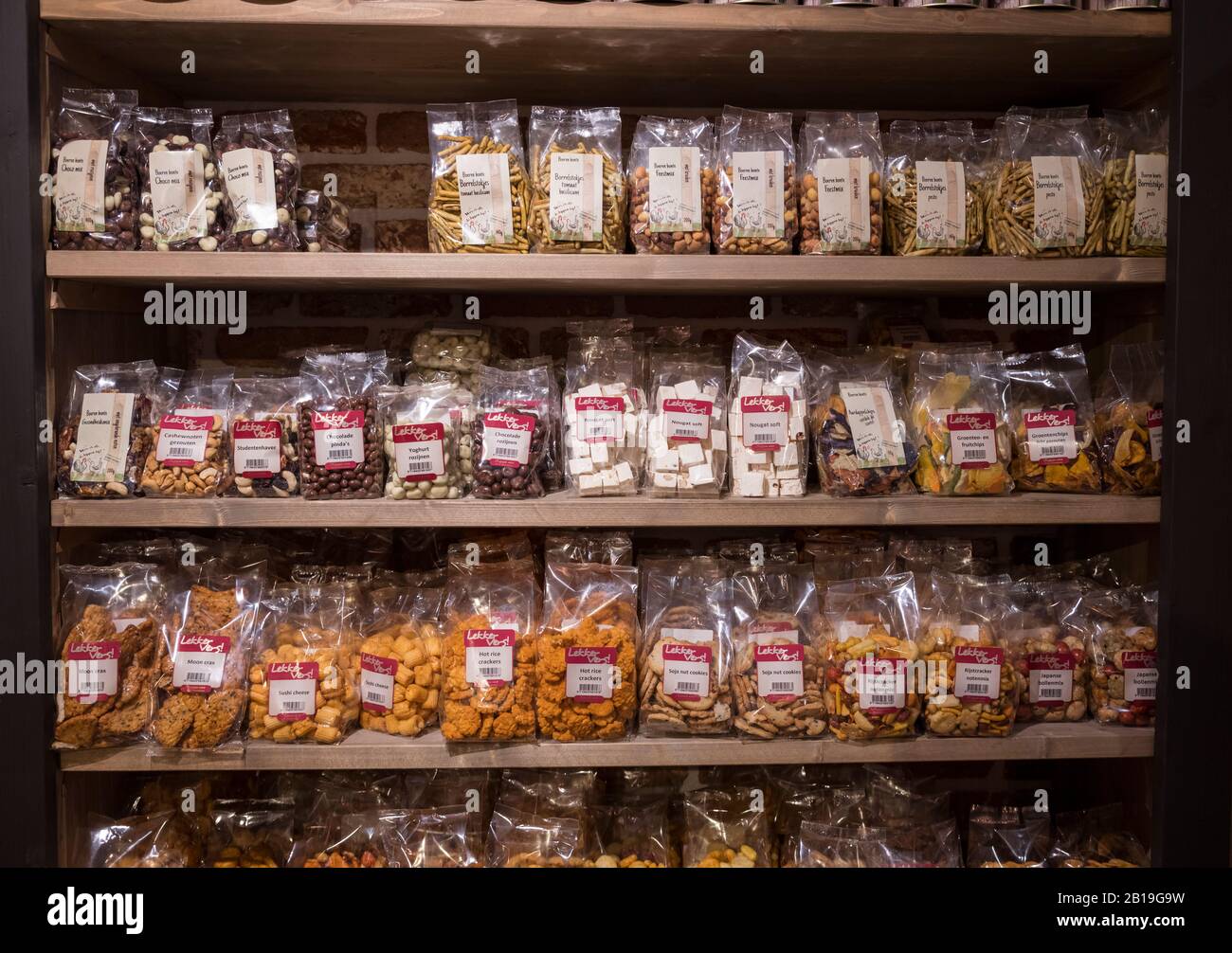 Ouddorp,Holland,24-feb-2020: Un negozio con scaffali pieni di caramelle al cioccolato e biscotti locali, questa è un'attrazione per i turisti in estate, speciale dalla germania Foto Stock