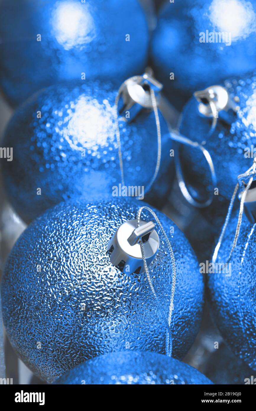 Decorazione di natale vicino. Le palle di Natale in colore blu Foto Stock