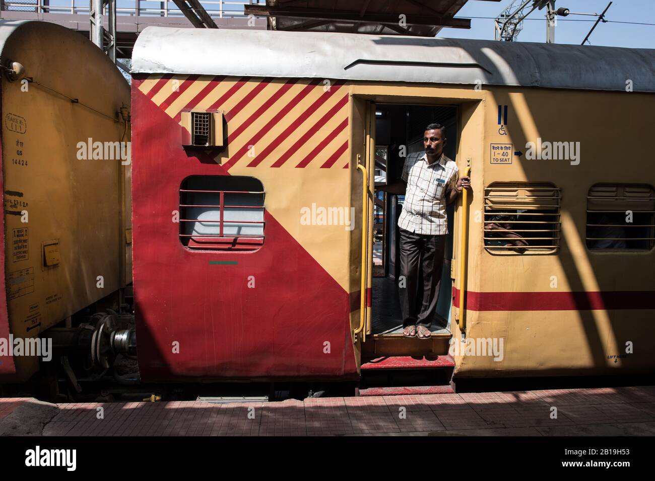 Treno di seconda classe. Ferrovie indiane. Corsa in treno. Mysore Junction Station, Karnataka, India del Sud. Foto Stock