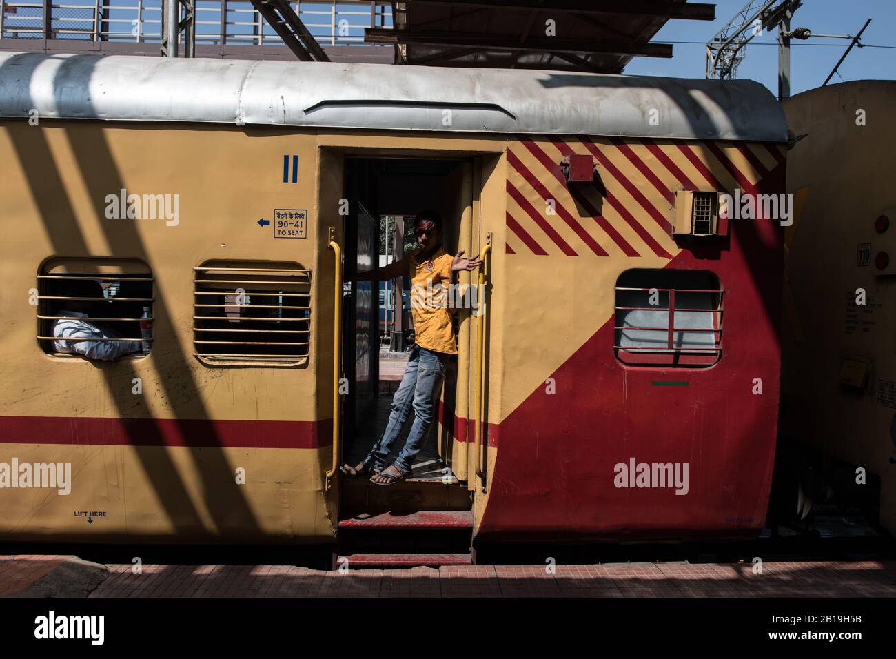Treno di seconda classe. Ferrovie indiane. Corsa in treno. Mysore Junction Station, Karnataka, India del Sud. Foto Stock