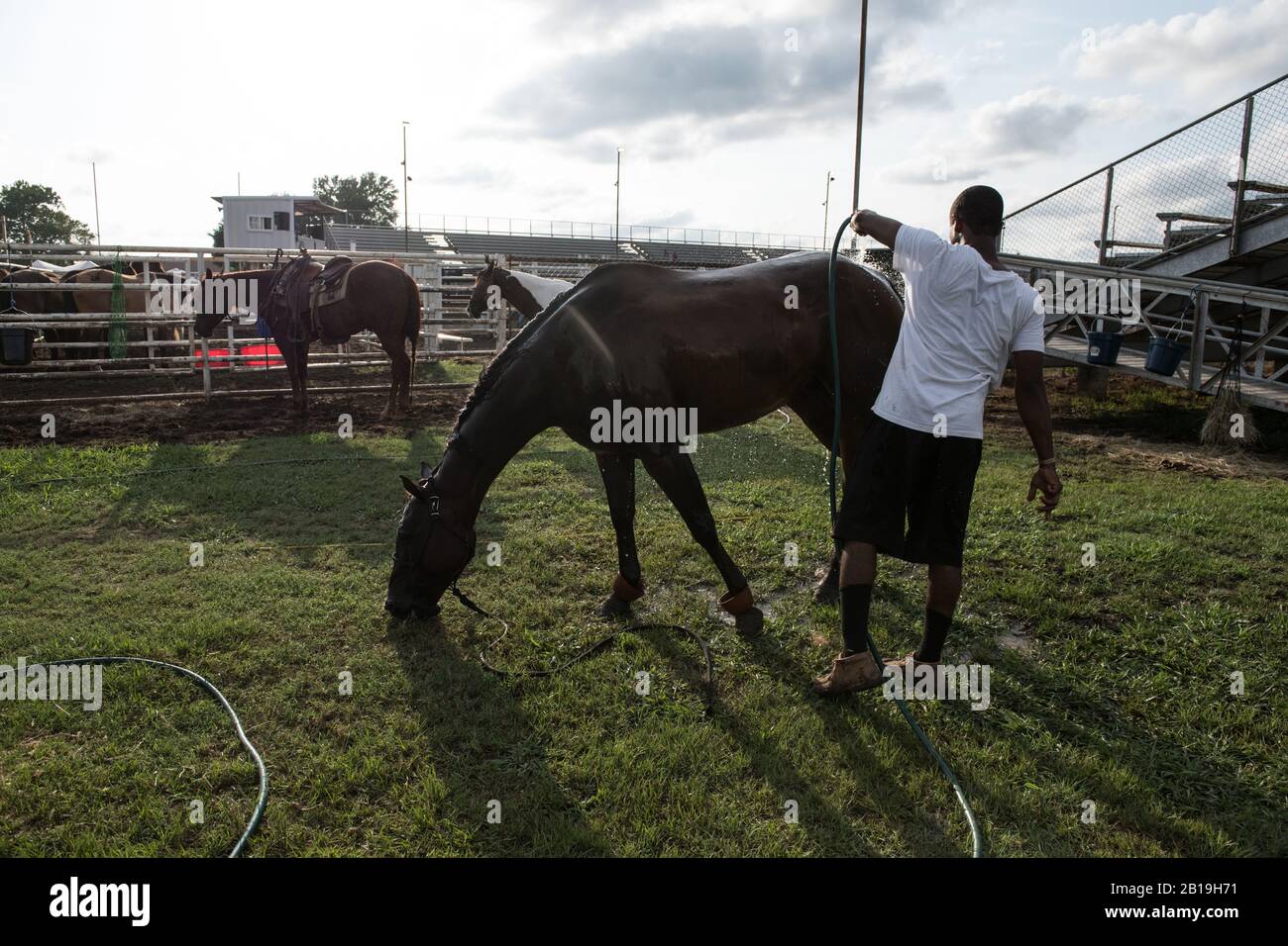 Giovani cowboy all'Okmulgee Invitational, il più antico rodeo afroamericano degli Stati Uniti. Okmulgee, Oklahoma. Foto Stock