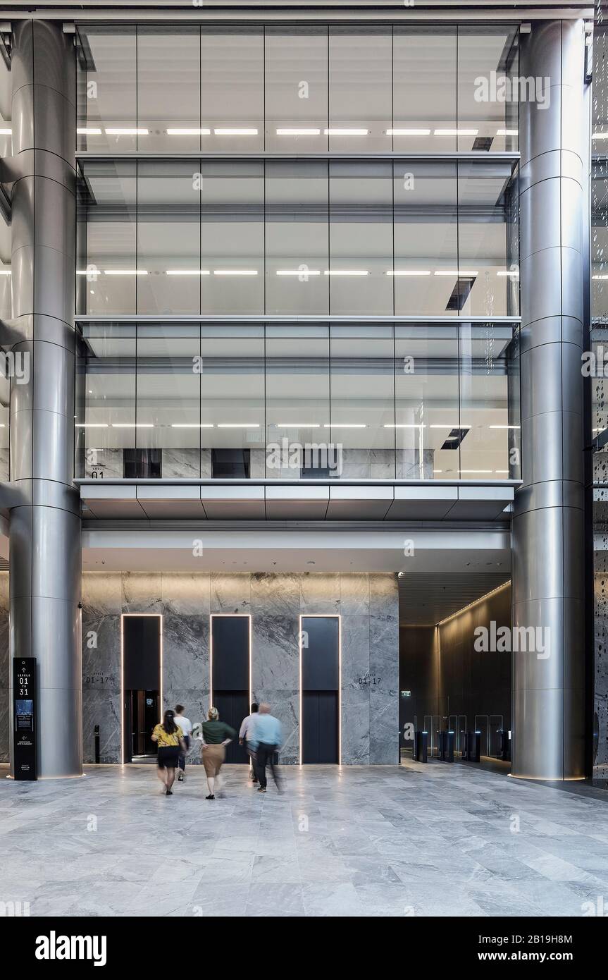 Ascensori nella lobby e livelli da podio. Sixty Martin Place, Sydney, Australia. Architetto: Hassell, 2019. Foto Stock