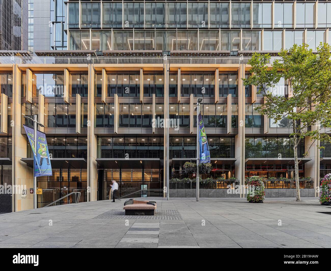 Vista del podio da Martin Place. Sixty Martin Place, Sydney, Australia. Architetto: Hassell, 2019. Foto Stock