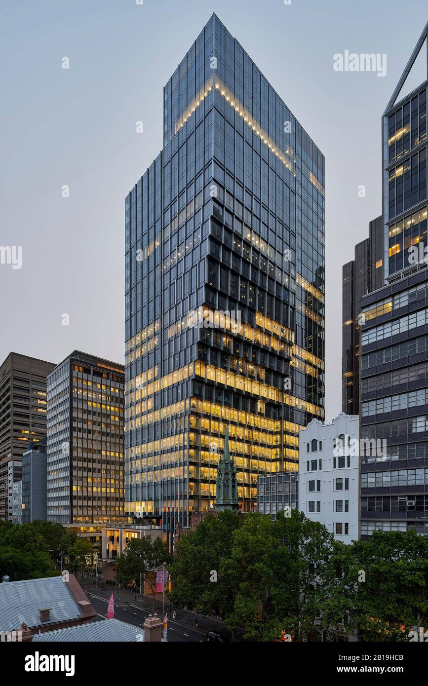 Vista sopraelevata da Macquarie Street. Sixty Martin Place, Sydney, Australia. Architetto: Hassell, 2019. Foto Stock