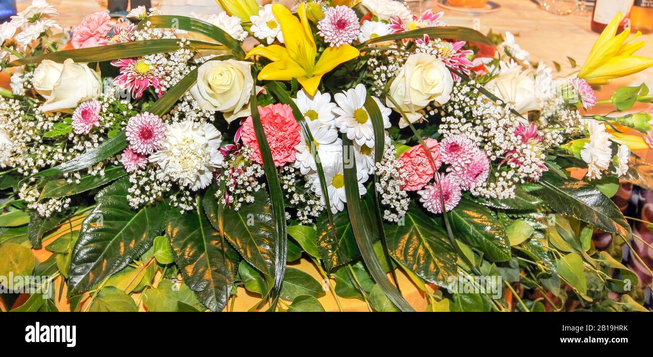 Decorazione floreale. Calendula officinalis, Crisantemi, Rose, garofani, Dianthus cariophyllus, Lilium, Daisies, Bellis perennis. Foto Stock