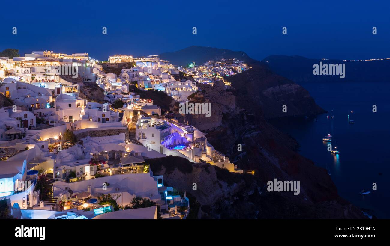 Il villaggio di Oia sull'isola di Santorini prende vita alla notte. Foto Stock