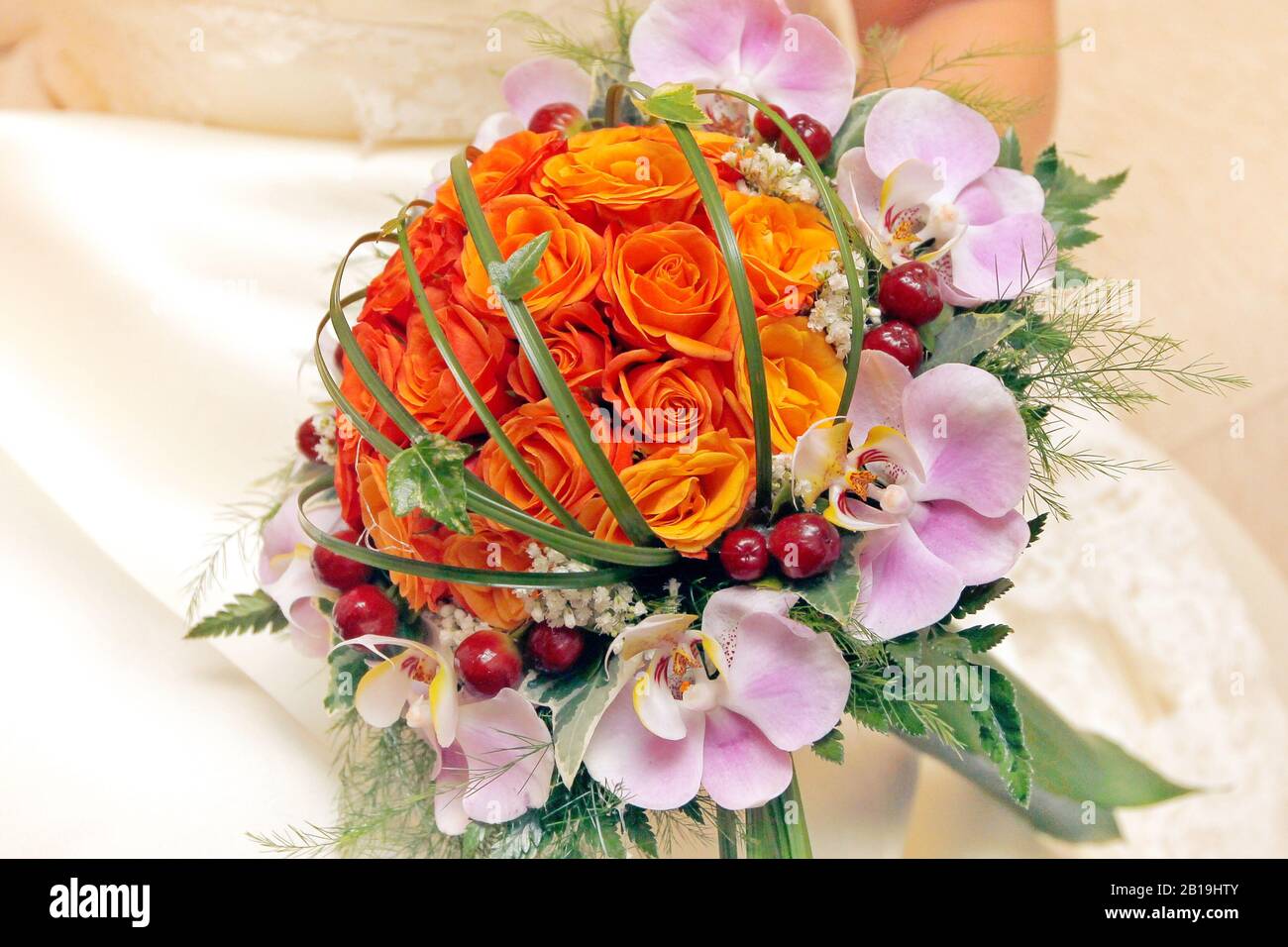 Bel bouquet di rose arancioni e orchidee. Orchidelle. Foto Stock