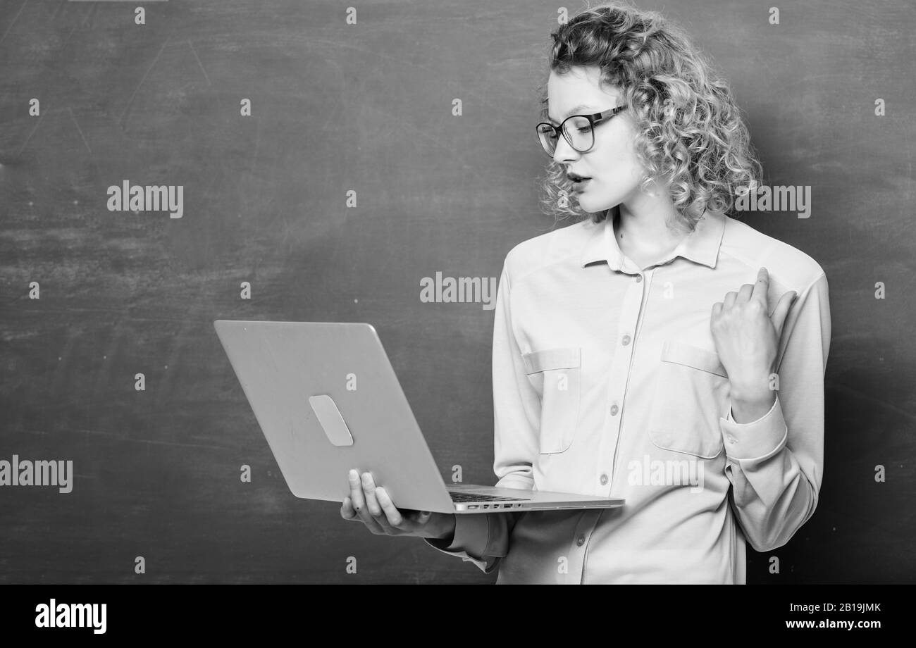 Insegnare il corso on-line. Remote job. La scolarizzazione Online concetto. Notebook insegnante nella ricerca di informazioni di sfondo lavagna. Scuola Online. Donna laptop navigare in internet. Informatica e di programmazione. Foto Stock