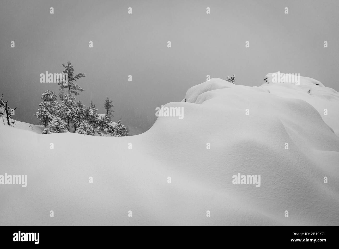 Neve profonda sulla vetta del Nosal. Monti Tatra. Foto Stock