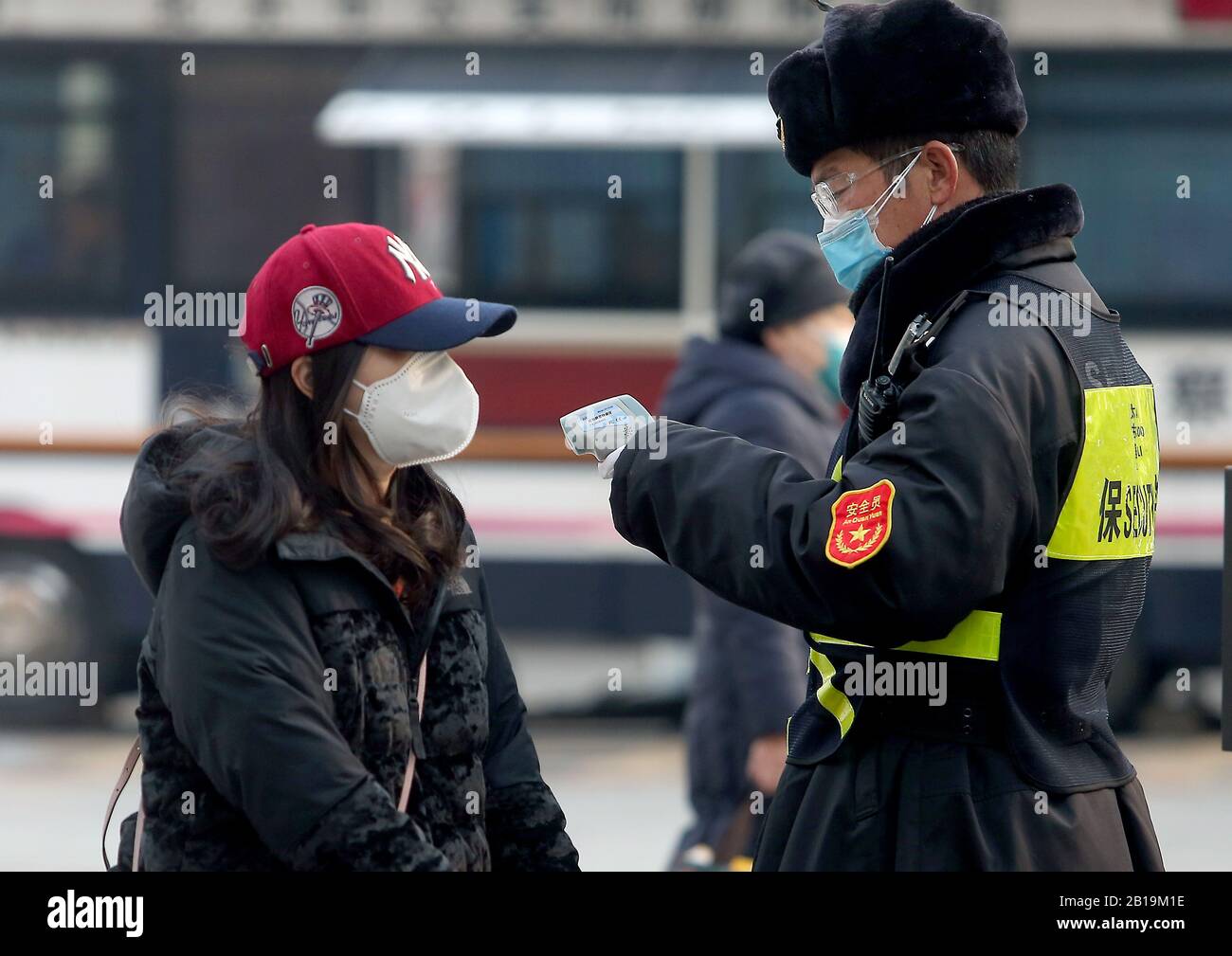 Pechino, Cina. 24th Feb, 2020. Una guardia di sicurezza controlla la temperatura delle persone che visitano un popolare centro commerciale a causa della minaccia del mortale coronavirus (Covid-19) che si diffonde a Pechino lunedì 24 febbraio 2020. Il numero dei decessi è di oltre 2.600 persone e ha contagiato più di 79, 00 persone in 28 paesi. Foto di Stephen Shaver/UPI Credit: UPI/Alamy Live News Foto Stock
