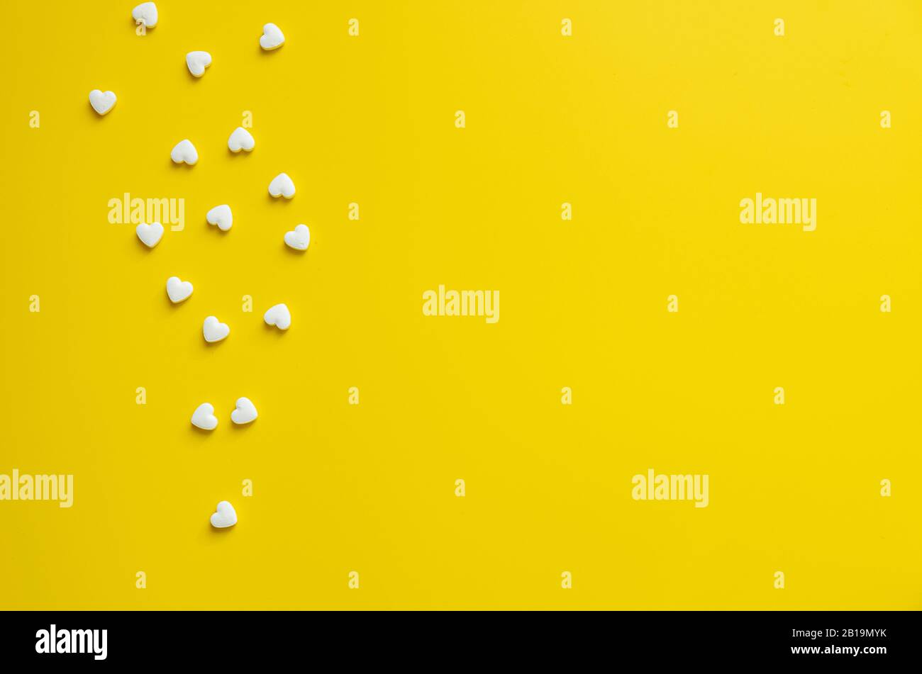 Pillole di cardiologia bianca su uno sfondo giallo minimalismo, concetto di medicina Foto Stock