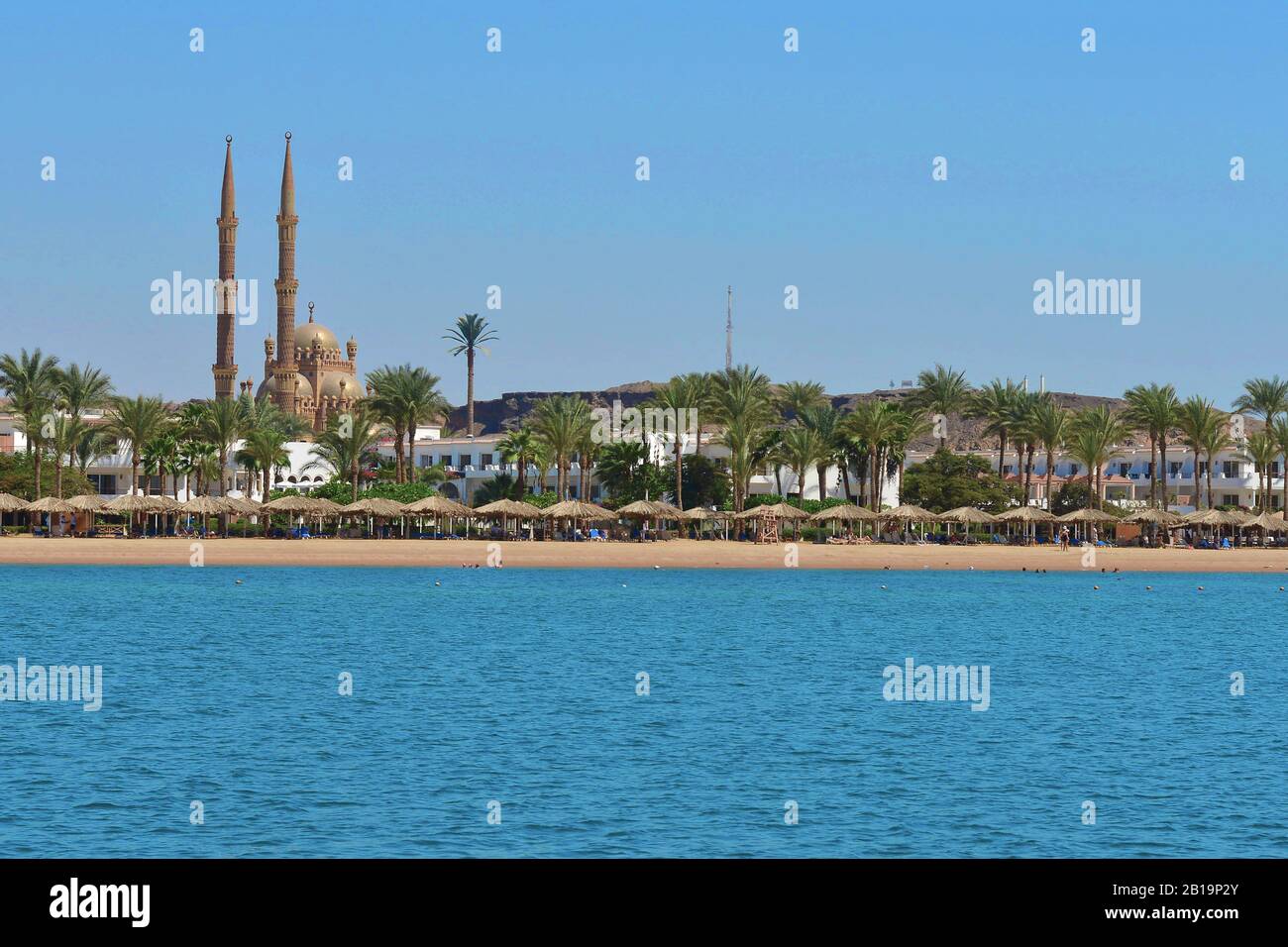 Sunny Summer Red Sea Beach Vista Con Moschea In Background, Sharm El Sheikh, Sinai, Egitto Foto Stock