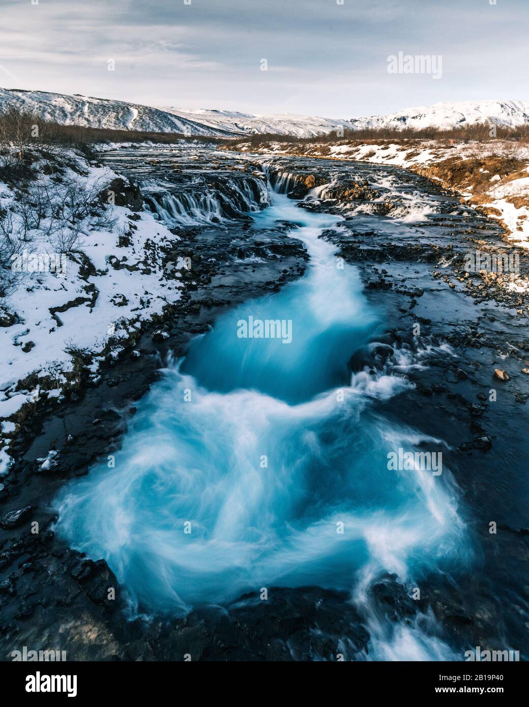 Cascata Bruarfoss in inverno. Bellissimo paesaggio di Islanda mozzafiato che vale la pena di visitare tutto l'anno. Il turismo in Islanda ha il suo boom Foto Stock