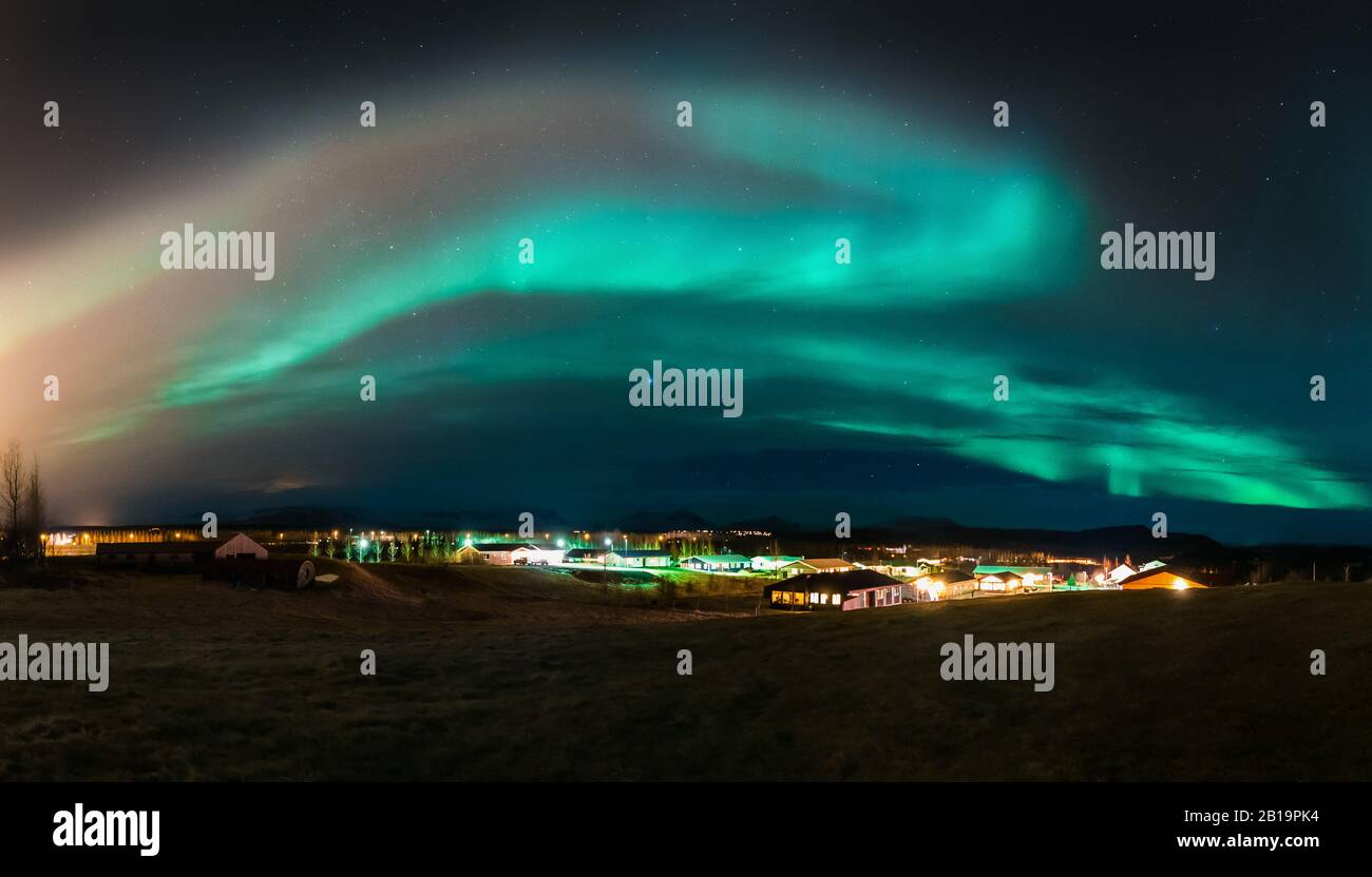 Un panorama ad alta risoluzione dell'aurora boreale, conosciuta anche come aurora boreale sopra uno dei villaggi islandesi. Bella e magica artica Foto Stock
