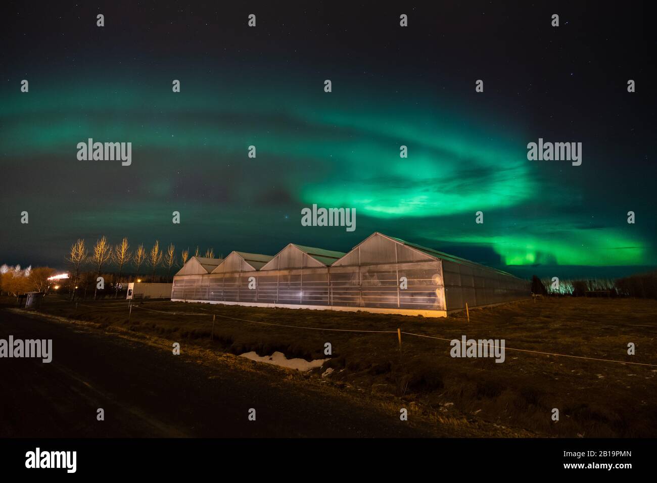 Un'aurora boreale mozzafiato, conosciuta anche come un'aurora boreale sopra la serra islandese. Belle e magiche condizioni climatiche artiche in Foto Stock