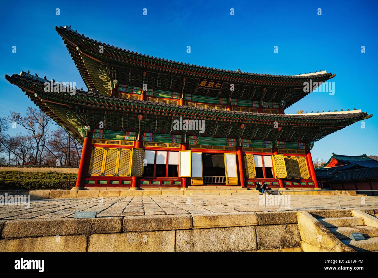 Seoul, Corea del Sud - 23 FEBBRAIO 2020: Di solito un posto affollato fine settimana, due visitatori godono di un palazzo Changdeokgung vuoto durante la pandemia di COVID19. Foto Stock