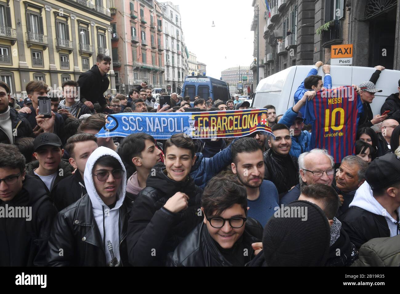 La squadra di calcio di Barcellona arriva a Napoli per giocare nel gioco UEFA Champions League contro Napoli, un gruppo di ragazzi e tifosi attendono l'arrivo dei giocatori 24/902/2020, Napoli, Italia Foto Stock