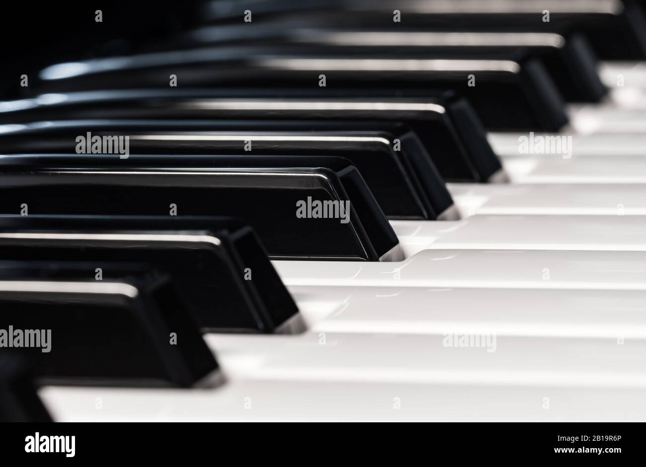 Chiusura di tasti o note su una tastiera musicale del pianoforte o del sintetizzatore. Foto Stock