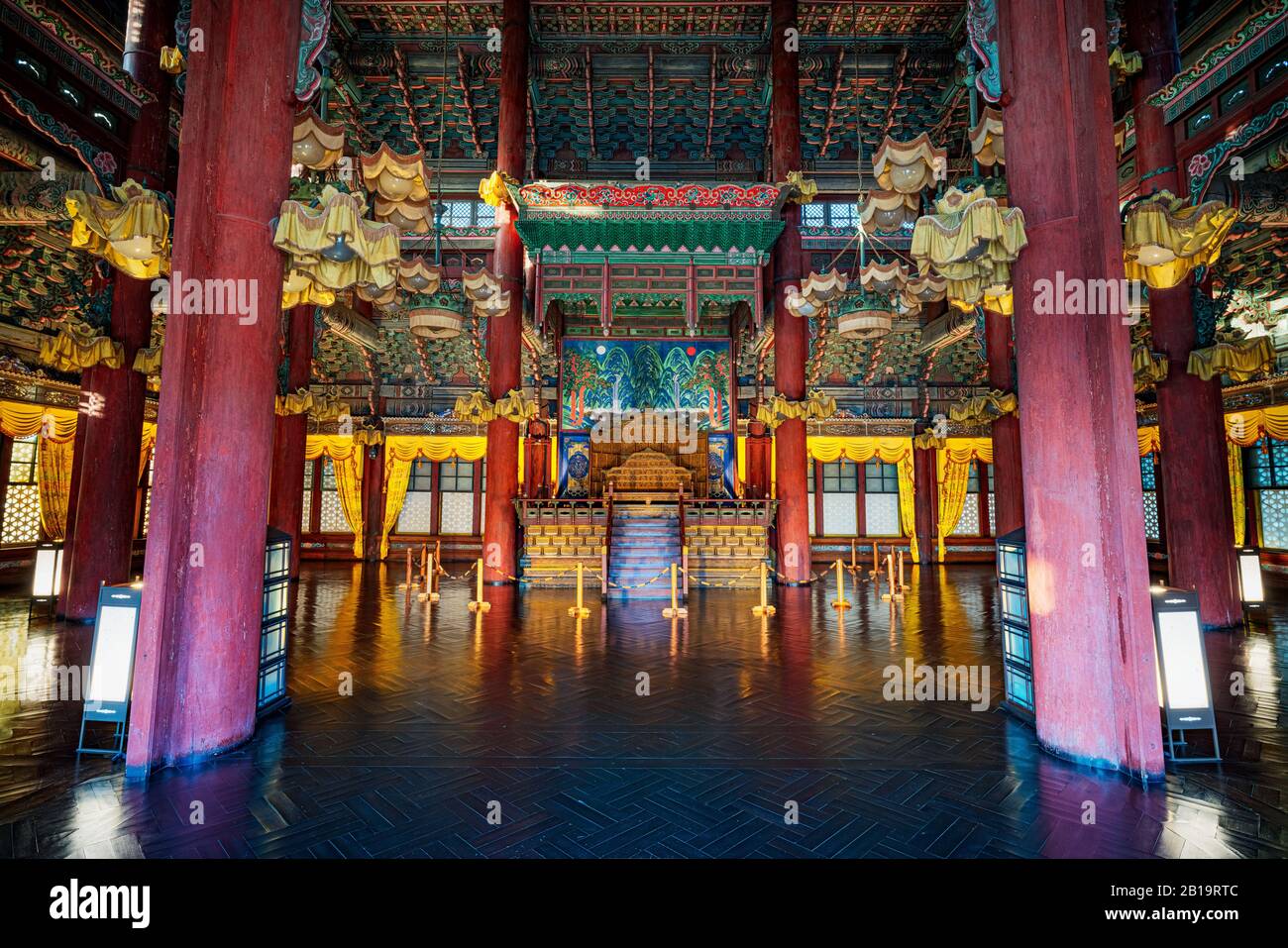 Seoul, Corea del Sud - 23 FEBBRAIO 2020: Interni decorati degli edifici del palazzo a Changdeokgung a Seoul, Corea del Sud. Foto Stock