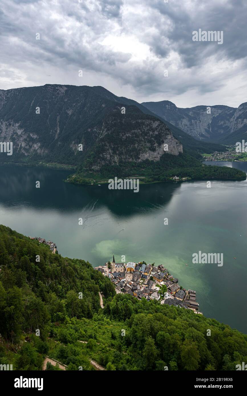 Vista sul villaggio, vista dall'alto di Hallstatt con chiesa e lago di Hallstatt, Salzkammergut, paesaggio culturale Hallstatt-Dachstein Salzkammergut, alta Foto Stock