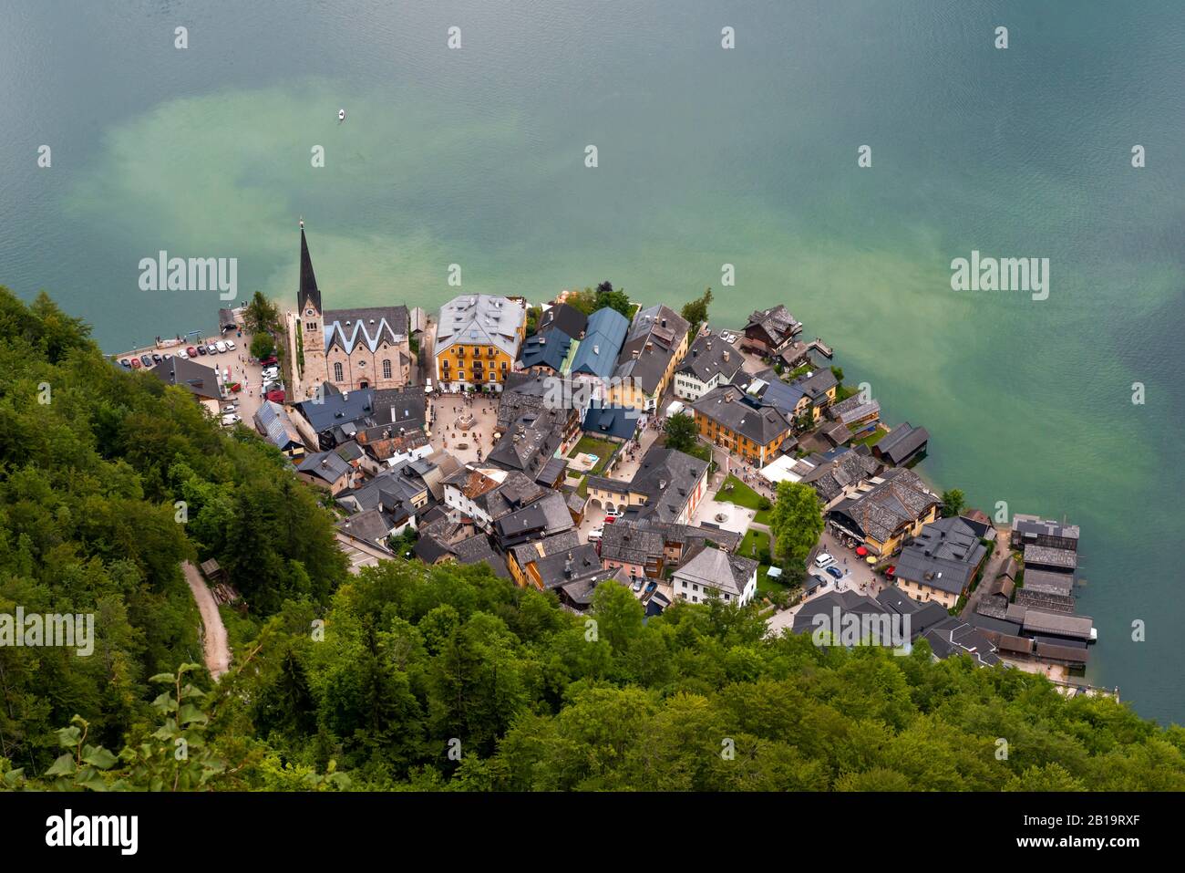Vista sul villaggio, vista dall'alto di Hallstatt con chiesa e lago di Hallstatt, Salzkammergut, paesaggio culturale Hallstatt-Dachstein Salzkammergut, alta Foto Stock