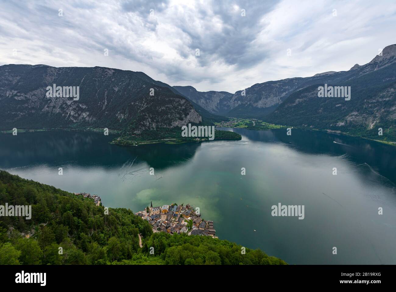 Vista dall'alto di Hallstatt con chiesa e Hallstaetter See, Salzkammergut, paesaggio culturale Hallstatt-Dachstein Salzkammergut, alta Austria Foto Stock