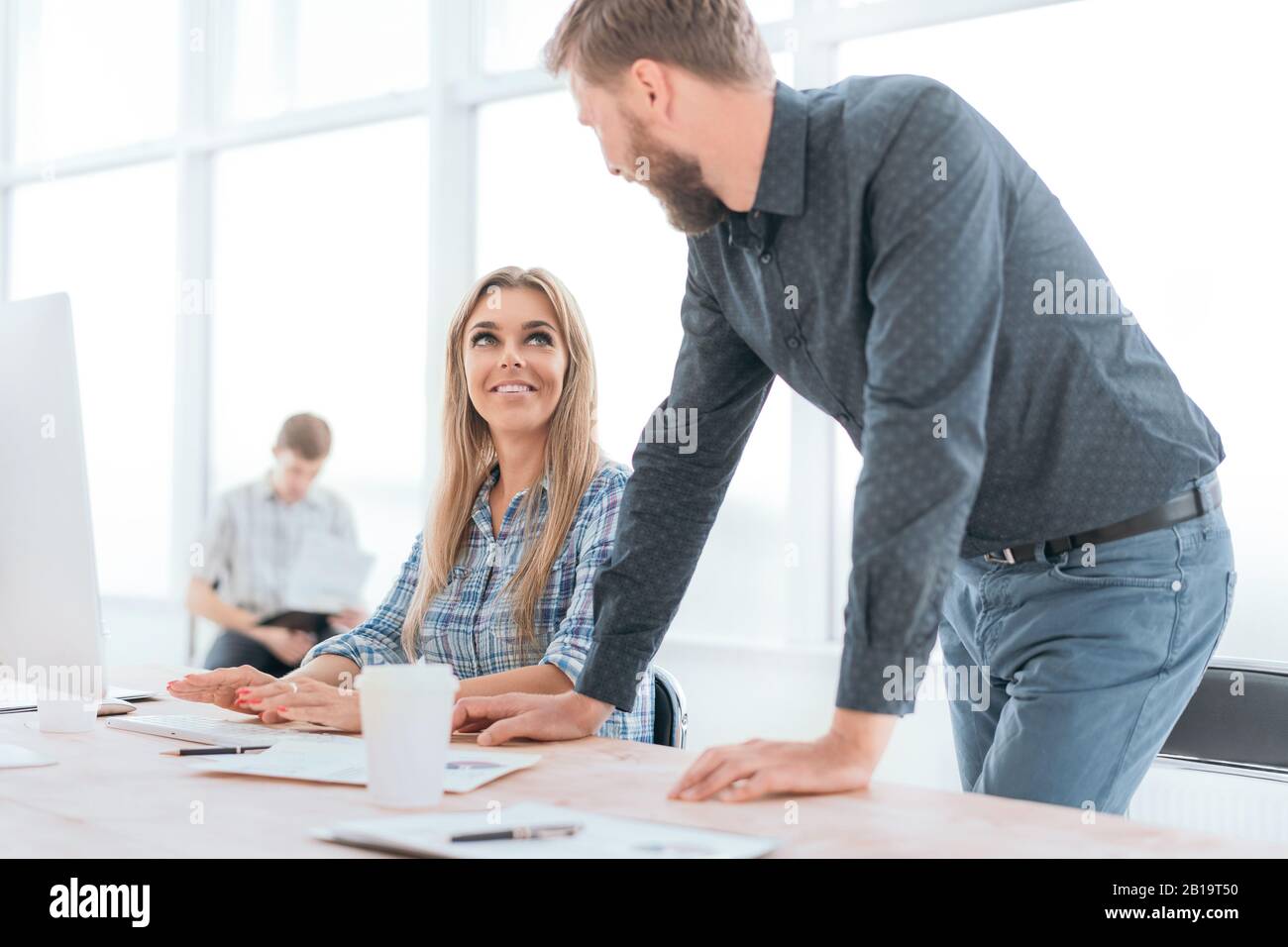 Manager per discutere con un giovane lavoratore documenti di lavoro Foto Stock