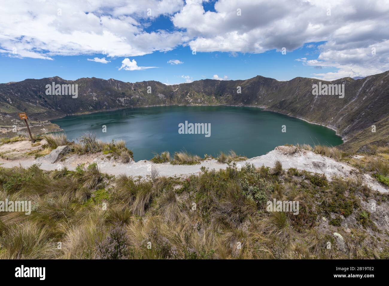 Lago Quilotoa. Panorama della laguna del cratere del vulcano turchese di Quilotoa, vicino Quito, regione andina dell'Ecuador. Foto Stock