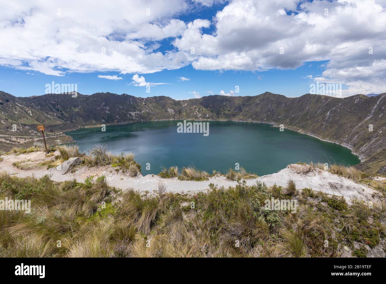 Lago Quilotoa. Panorama della laguna del cratere del vulcano turchese di Quilotoa, vicino Quito, regione andina dell'Ecuador. Foto Stock