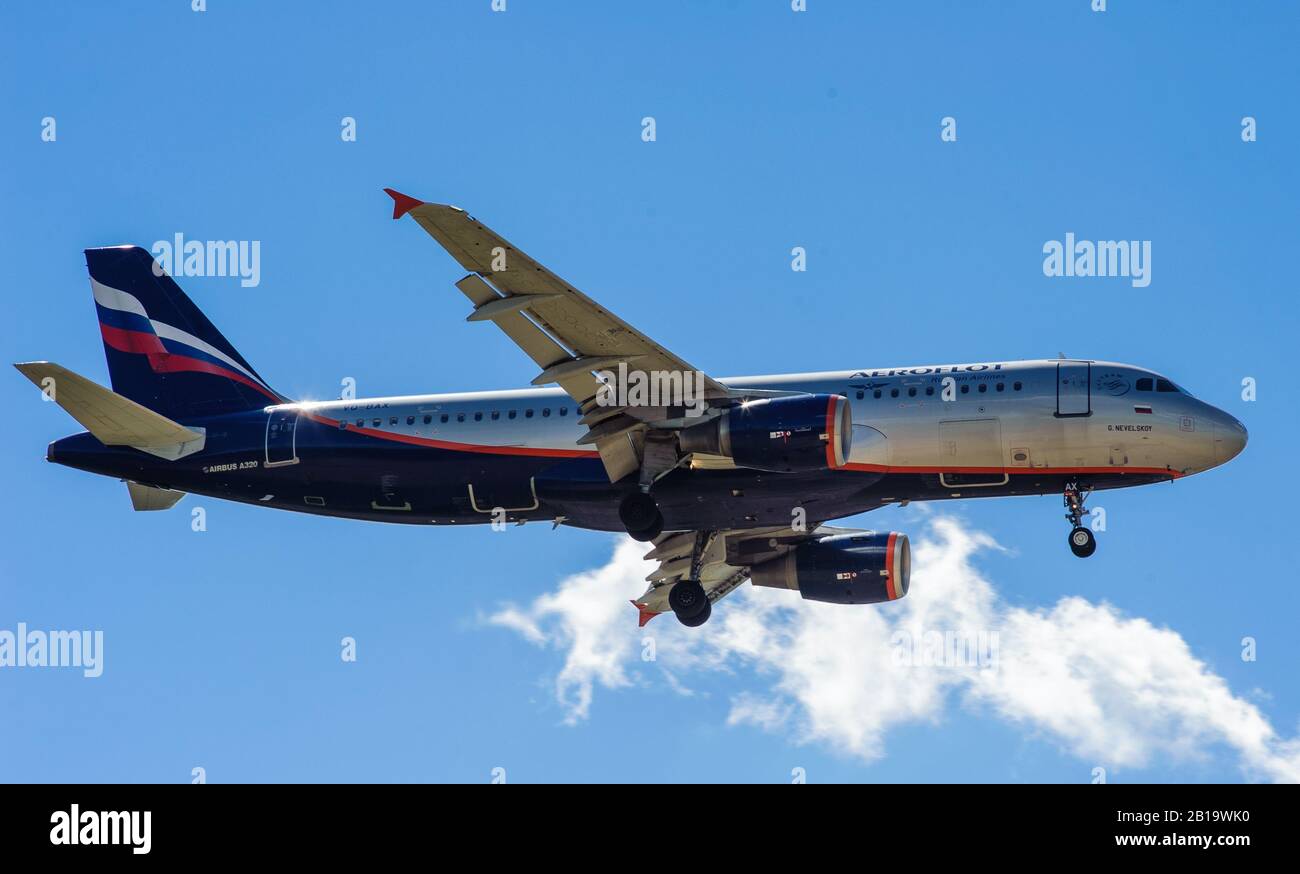 SHEREMETYEVO, Moscow Region, Russia - 28 Giugno 2017: Airbus A320 di Aeroflot compagnie fa un atterraggio presso l'Aeroporto Internazionale di Sheremetyevo. Foto Stock