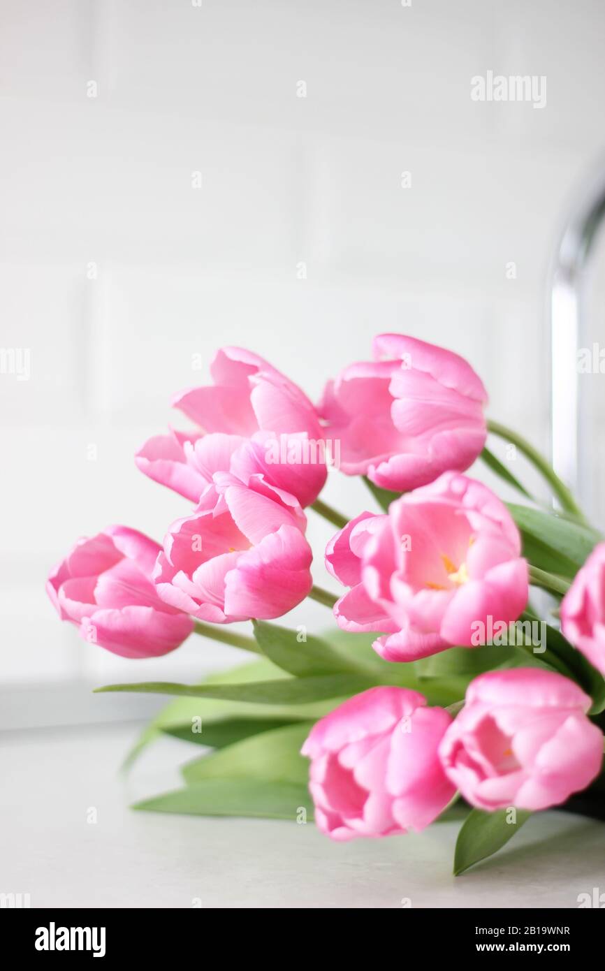 Fiori Freschi Di Primavera Nella Cucina Interna Bianca. Festa Della Donna Concetto. Foto Stock