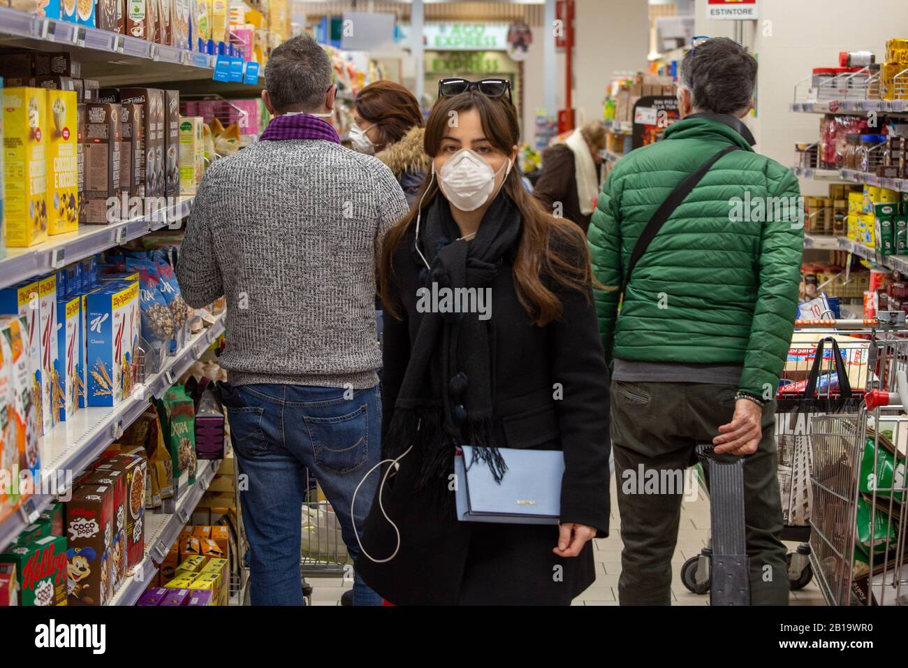 Conseguenze dell'infezione da virus Corona in città. Maschere in supermercati (massimo Alberico/Fotogramma, Milano - 2020-02-24) p.s. la foto e' utilizabile nel rispetto del manifesto in cui e' stata, e senza intesto diffusatorio del decoro delle persone presentate Foto Stock