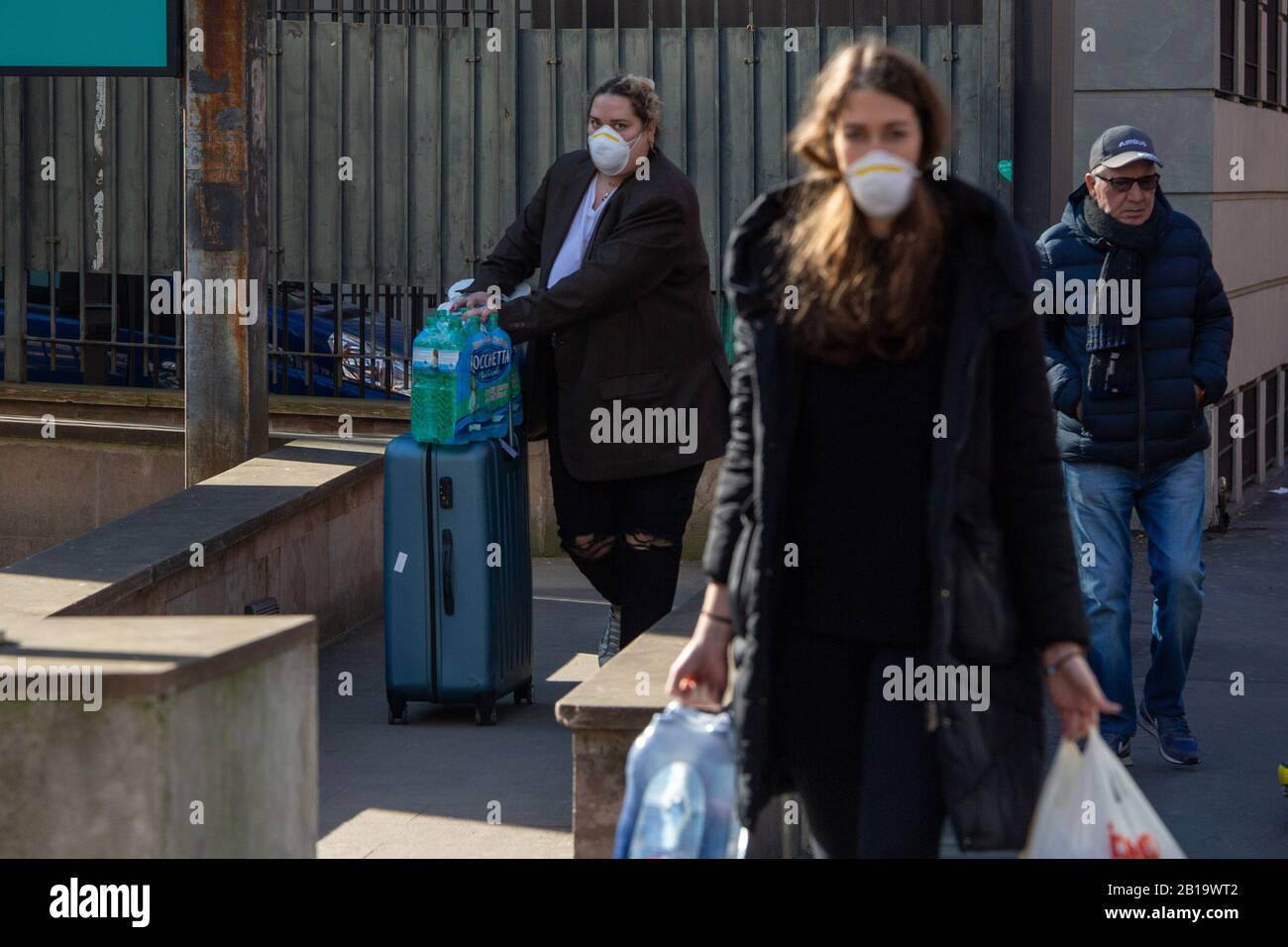 Conseguenze dell'infezione da virus Corona in città. Maschere in supermercati (massimo Alberico/Fotogramma, Milano - 2020-02-24) p.s. la foto e' utilizabile nel rispetto del manifesto in cui e' stata, e senza intesto diffusatorio del decoro delle persone presentate Foto Stock