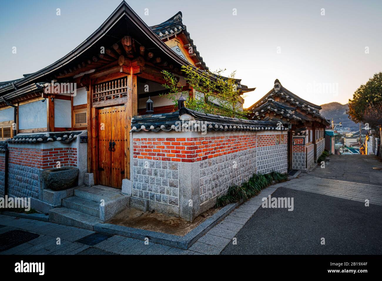 Seoul, Corea del Sud - 23 FEBBRAIO 2020: Normalmente pieno di turisti, Bukchon Hanok Village è tranquillo come meno persone avventurarsi a causa di coronavirus. Foto Stock