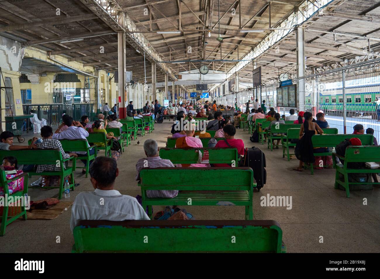 Menschen sitzen im Wartesaal, Hauptbahnhof, Yangon, Myanmar Foto Stock