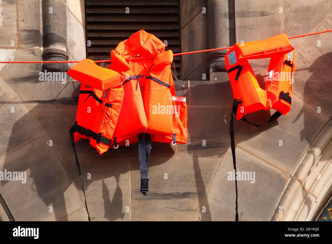 Giubbotti di salvataggio arancioni come memoriale alla cattedrale di Brema, Brema, Germania Foto Stock