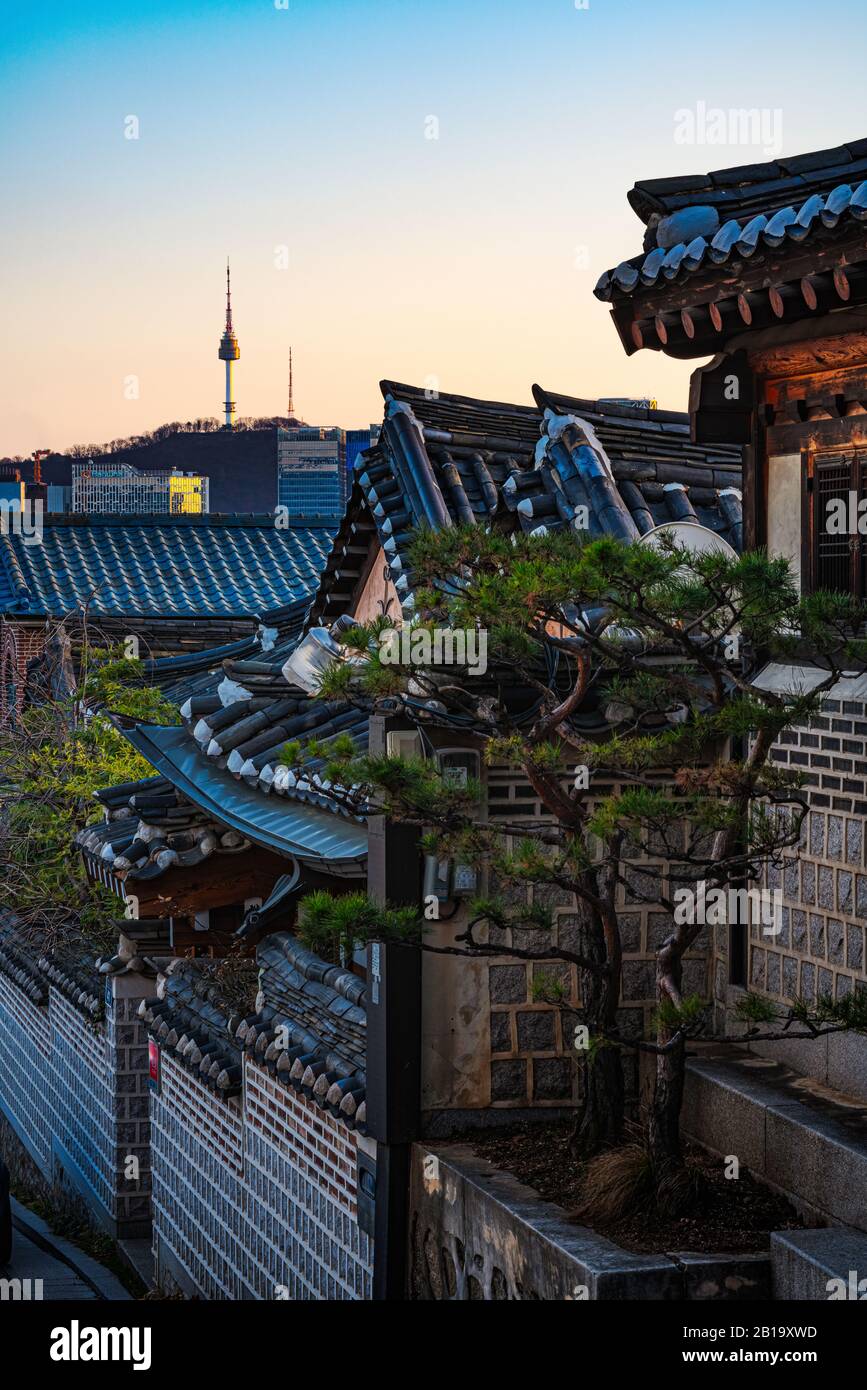 Seoul, Corea del Sud - 23 FEBBRAIO 2020: Normalmente pieno di turisti, Bukchon Hanok Village è tranquillo come meno persone avventurarsi a causa di coronavirus. Foto Stock