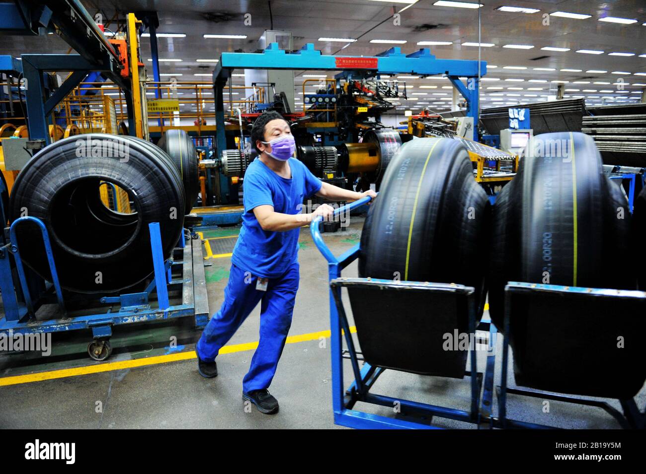 Un operaio cinese carretti pneumatici di gomma di nuova fabbricazione presso lo stabilimento di Sailun Group Co., Ltd. A Qingdao City, nella provincia di Shandong della Cina orientale a febbraio Foto Stock