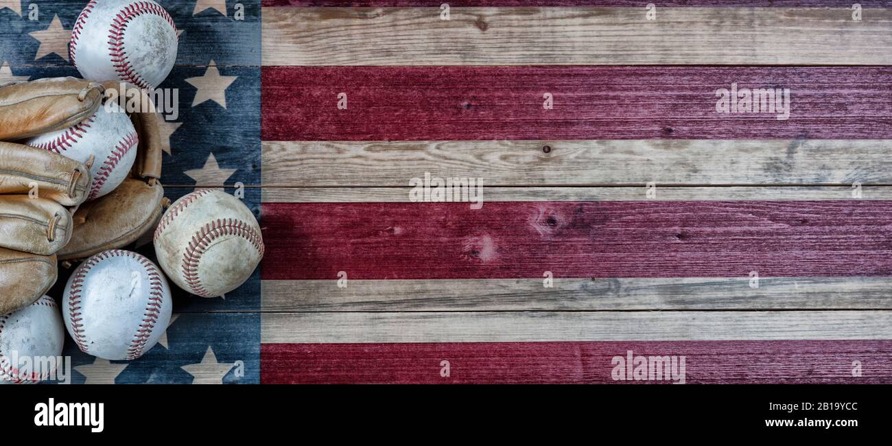 Vecchio usato baseballs e guanto su vintage Stati Uniti sfondo di legno. Concetto di sport di baseball con spazio di copia Foto Stock
