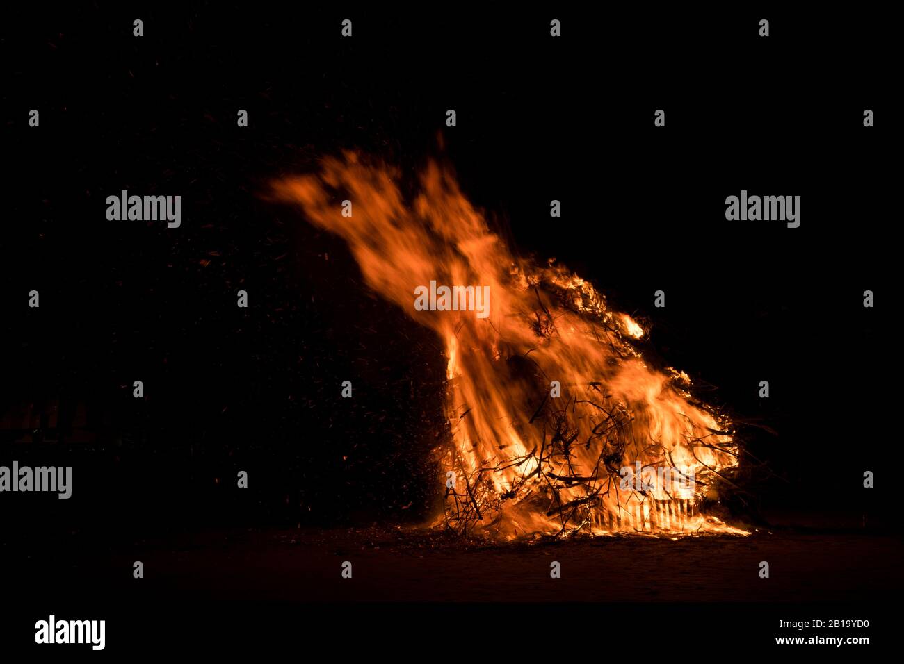 Grande falò con fiamme intense che bruciano di notte Foto Stock