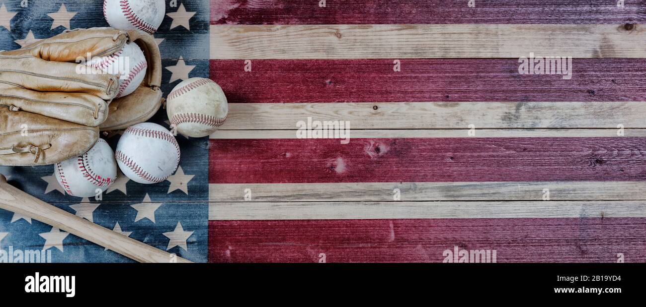 Vecchio usato baseballs, pipistrello e guanto su sfondo vintage Stati Uniti bandiera di legno. Concetto di sport di baseball con spazio di copia Foto Stock