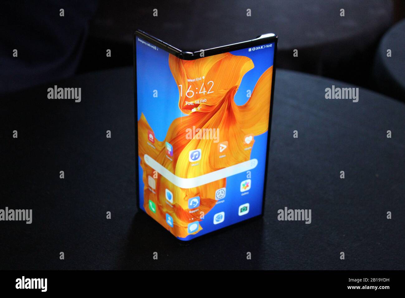 Il nuovo smartphone pieghevole Huawei Mate Xs, presentato lunedì. Foto Stock
