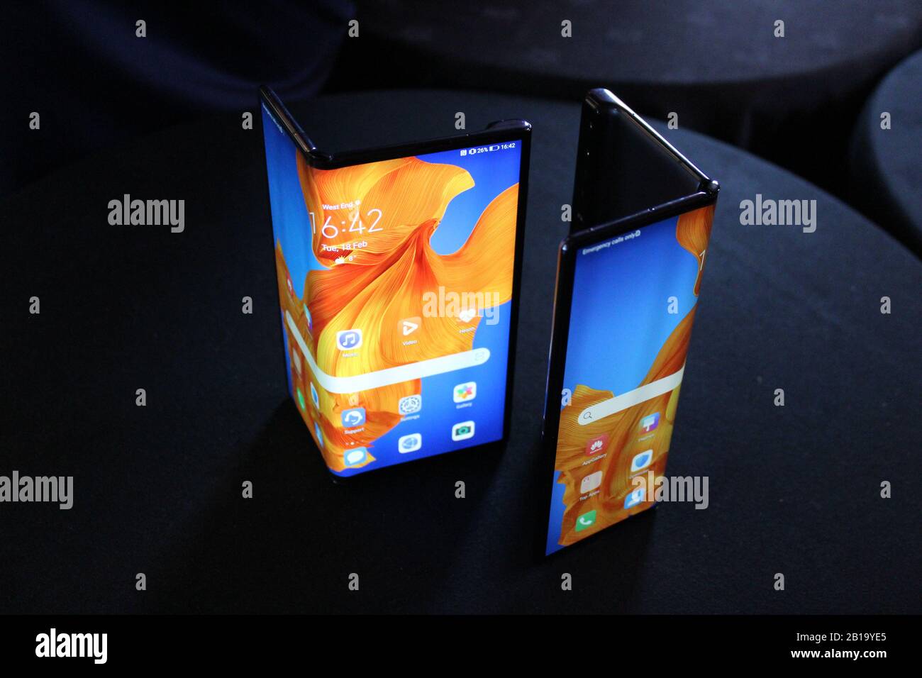 Il nuovo smartphone pieghevole Huawei Mate Xs, presentato lunedì. Foto Stock